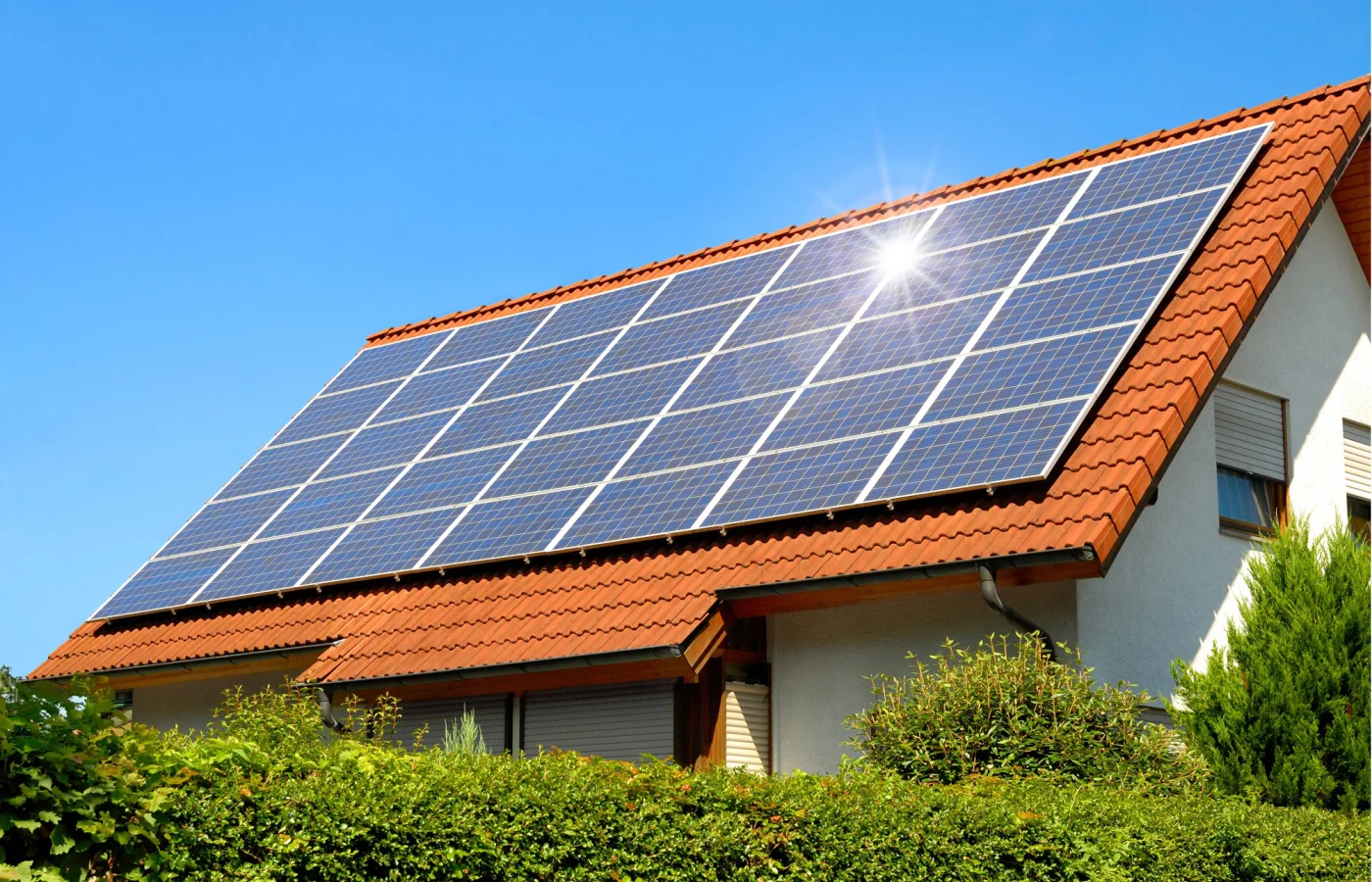 ¿Cómo funcionan los paneles solares en el hogar?