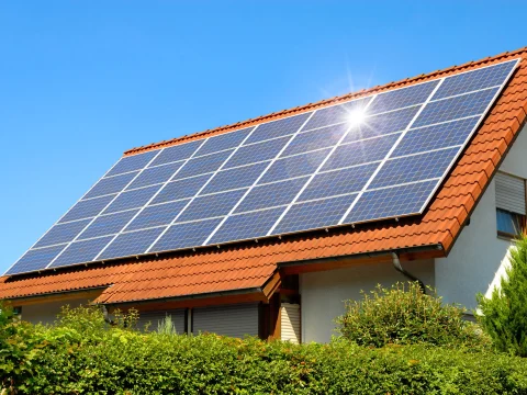 ¿Cómo funcionan los paneles solares en el hogar?